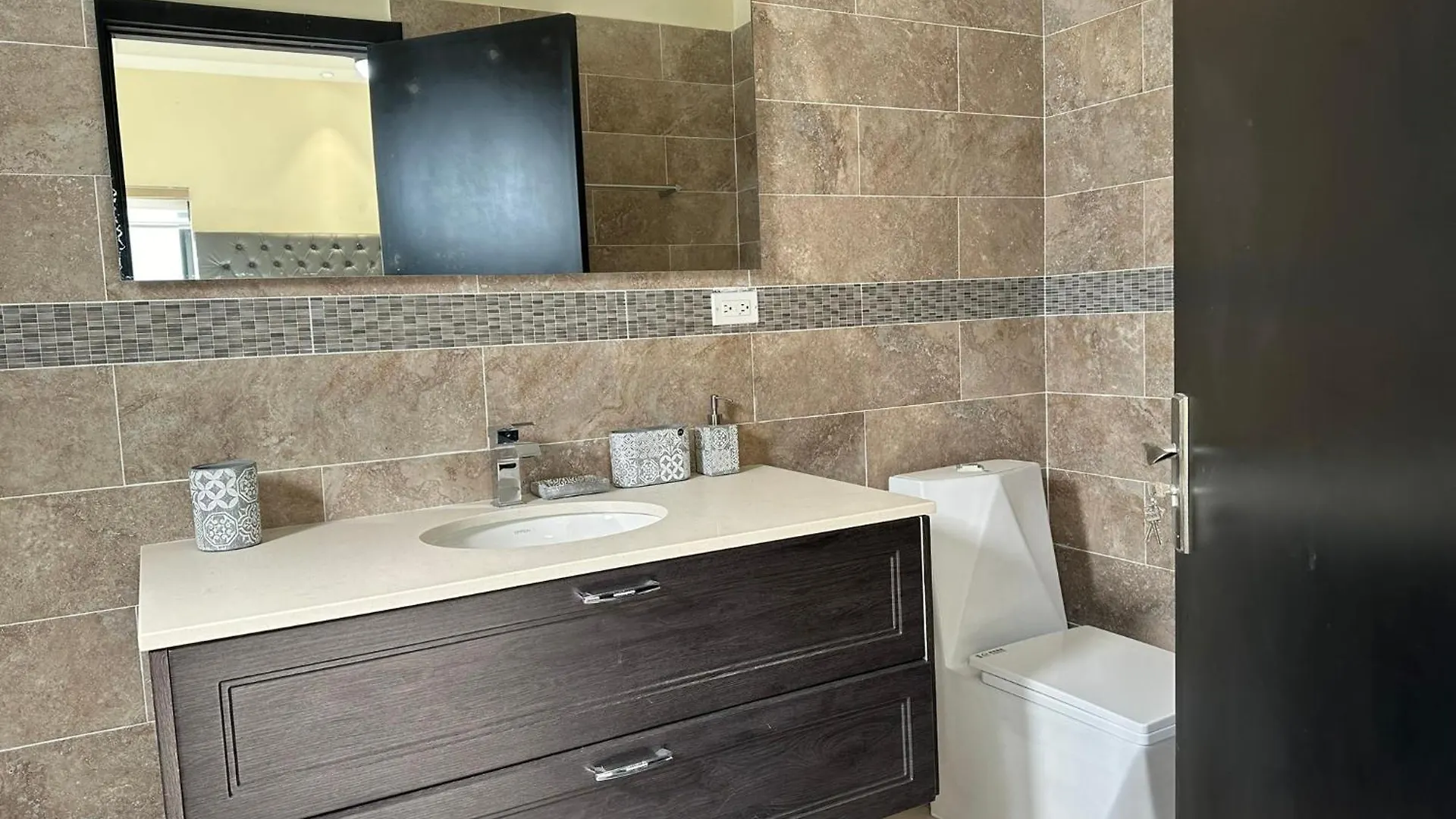 2 Bed Bungalow En-Suite, With Pool & Gym أوشو ريوس